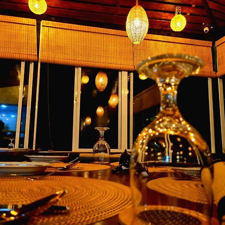 Готель Manthra Leisure Канді Екстер'єр фото